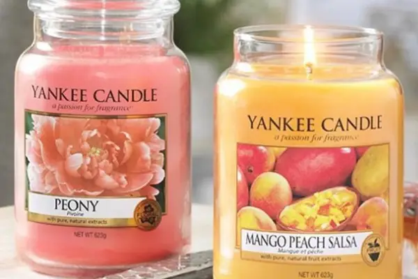 A photo of 2 Yankee candles