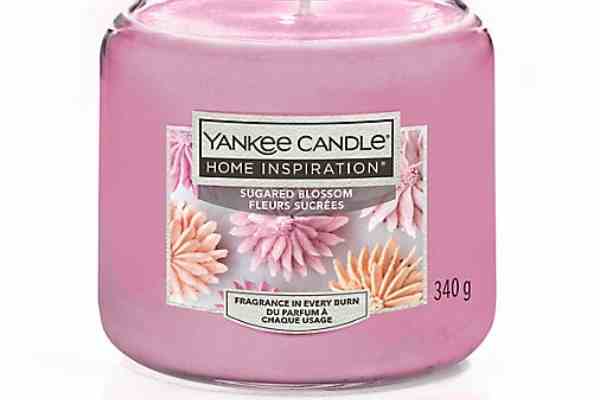 A photo of a pink scented Yankee Candle in a jar