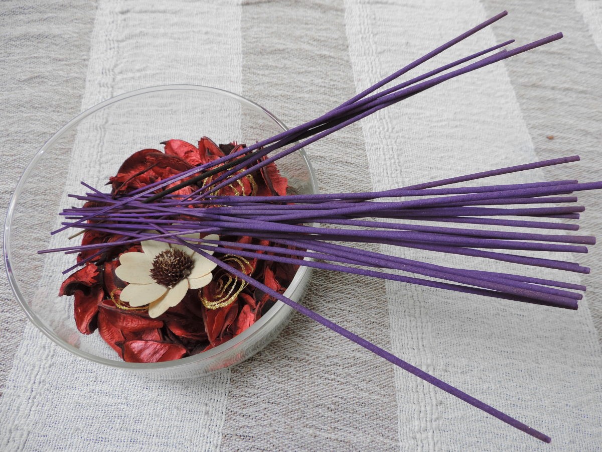 Here's How You Can Make Incense Sticks From Waste Flowers