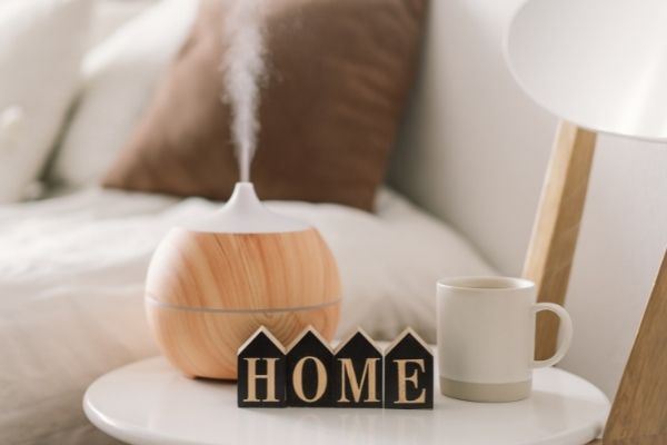 A photo of an oil diffuser defusing essential oil in a living room